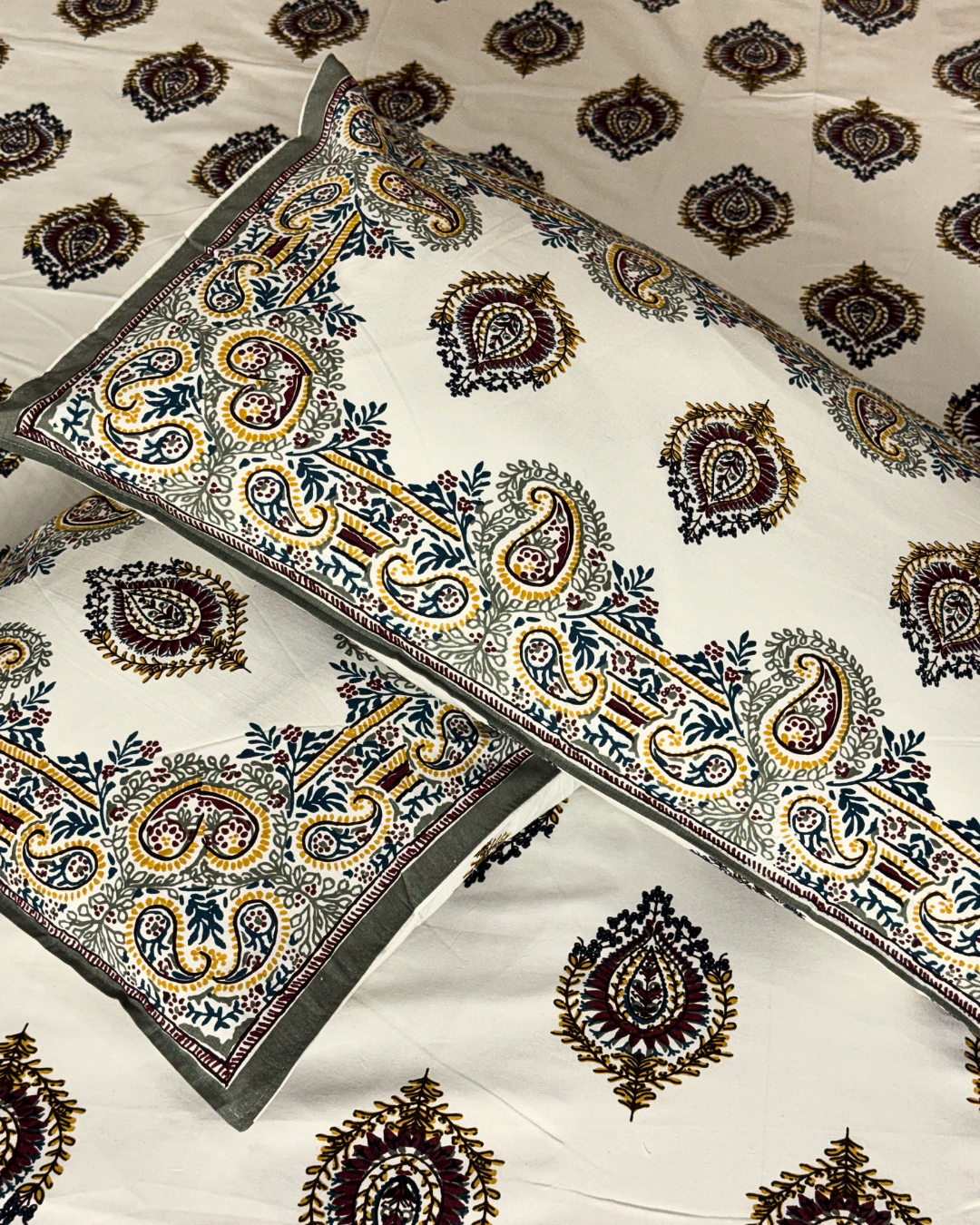 Maharaja Royal Paisley Pure Cotton King Size Bedsheet And Two Pillow Covers (120X120 Inches) - FaagHomes