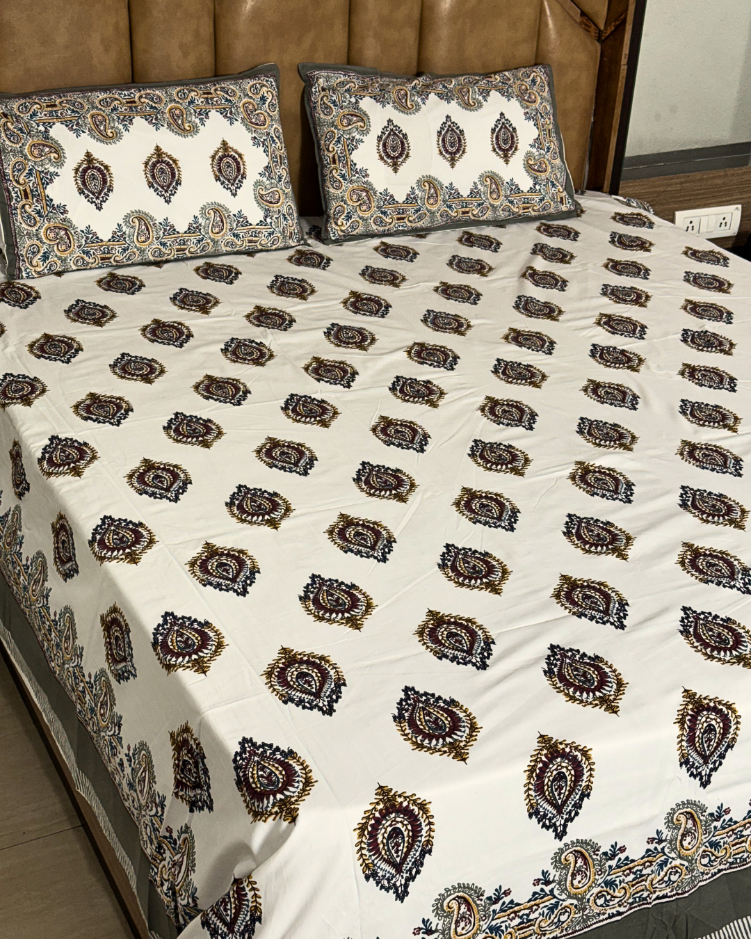 Maharaja Royal Paisley Pure Cotton King Size Bedsheet And Two Pillow Covers (120X120 Inches) - FaagHomes