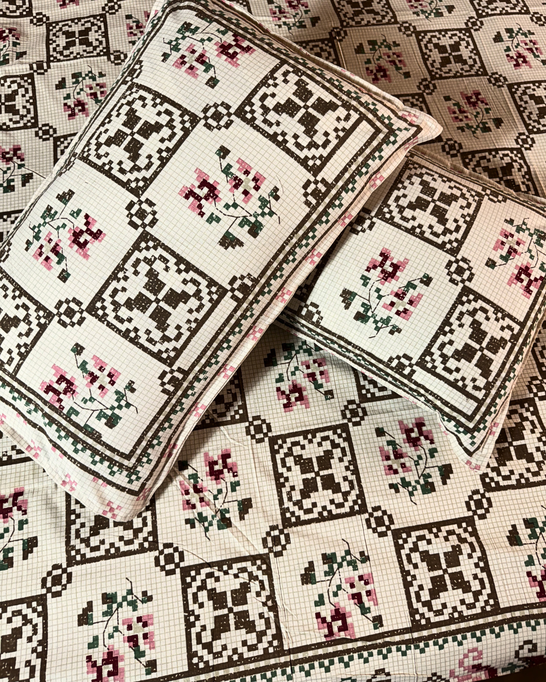 Vintage Floral Checkered Cotton Bedsheet Set with 2 Pillow Covers | Elegant Double Bed Bedsheet - FaagHomes
