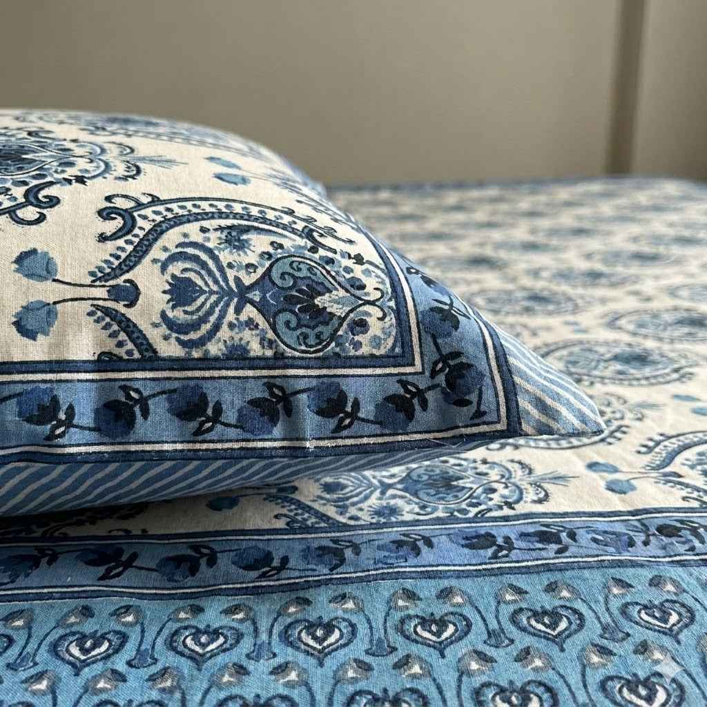 Neelkamal Royal Print Double Bedsheet And Two Pillow Covers